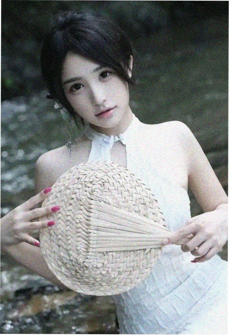 波波电影短剧《楼上有人唱歌》海报